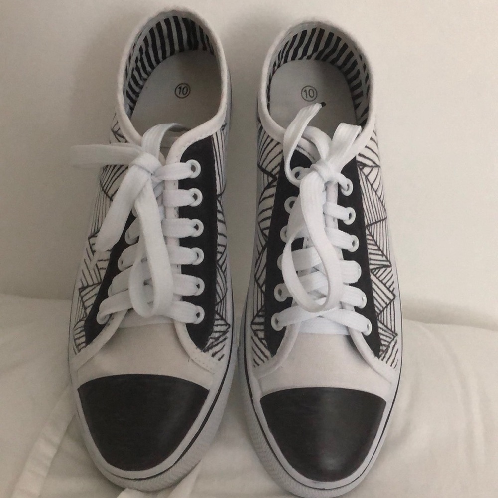 Zigzag designed sneakers